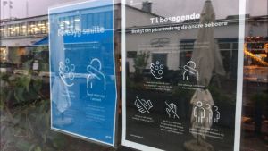 De danska restaurangerna har också hittills haft stränga restriktioner om avstånd, munskydd och en mindre mängd kunder, med täta kontroller för att se att restriktionerna följs. Skyltar i fönster visar hygienanvisningar åt restauranggäster.