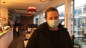 David Biffani tycker restaurangerna i området varit noga med att smittsäkra restaurangbesöken. En man med munskydd intervjuas i en tom restaurang.