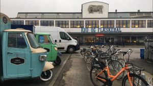 Det gamla slakteriområdet Kødbyens restauranger är populär bland både Köpenhamnsbor och turister, men i somras uteblev högsäsongen. Cyklar och matbilar framför en hall det står att varit kött- och fläskhall.