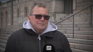 Riksdagens säkerhetschef Jukka Savola tycker att säkerheten är bra organiserad. Säkerhetschef Jukka Savola framför Riksdagshuset.