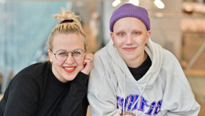 Catariina Salo och Olivia Hellsten talar om föräldraskap, familj och normer i podden Queerents. Catariina Salo och Olivia Hellsten.