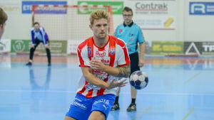 Oscar Kihlstedt valdes till matchens bästa spelare. Oscar Kihlstedt passar bollen åt sidan.