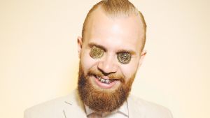 Tuuttimörkö a.k.a Aaro Teikari ja Aaro DiCosta tekivät koko Kromihammas-albumin alusta loppuun yhtä kappaletta lukuun ottamatta.
