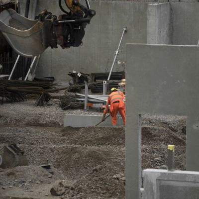 Työntekijä rakennustyömaalla.