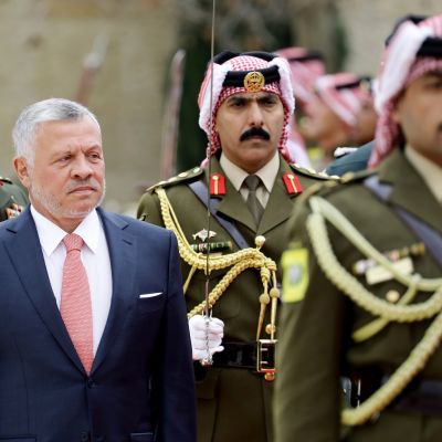 Jordanian kuningas Abdullah II tarkastamassa kunniakaartia.