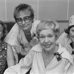 Noita Nokinenä -kuunnelman näyttelijät Alli Häjänen (Noita Harvahammas), Marja Korhonen (Noita Nokinenä), Elsa Turakainen (alkuperäinen Noita Harvahammas) ja Rauha Rentola (Vilma Väkäleuka). 