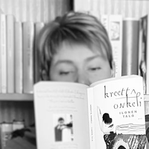 Kirjabloggaaja Kirsi Hietanen lukee Onkelin Ilosta taloa.