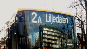 Den första bussen som Wennström såg med svensk skyltning. Närbild på bussfönster där det står Liljedalen.