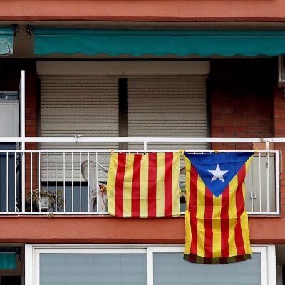 Spaniens och Kataloniens flaggor sida vid sida inför regionalvalet i Katalonien.