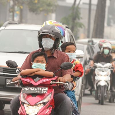 Hengityssuojaimia käyttäviä moottoripyöräilijöitä.