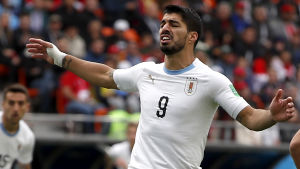 Luis Suarez lyckades inte göra mål i den första matchen. Luis Suarez slår ut med händerna