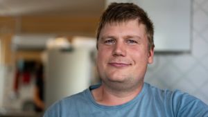 Gustav Hildén på Lill-Breds i Ingå tog emot flera finländare för att plocka jordgubbar. Gustav Hildén är bär- och grönsaksodlare i Ingå