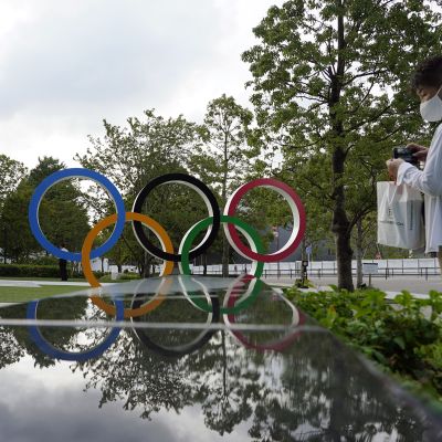 Kuvassa on olympiarenkaat Tokiossa.