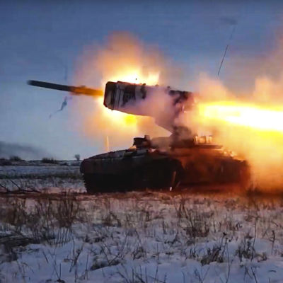 Venäläinen TOS-1-asejärjestelmä sotaharjoituksessa