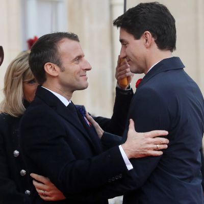 Emmanuel Macron ja Justin Trudeau muistotilaisuudessa Pariisissa.