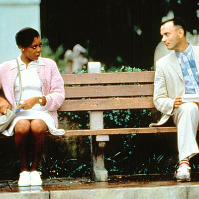 Tom Hanks ja Rebecca Williams istuvat penkillä.