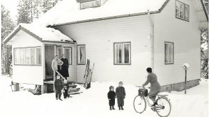 Kotikäynti polkupyörällä Maire Koiviston kulkuneuvona oli usein polkupyörä