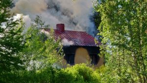 Det brann i ett obebott hus på Karlgatan på tisdag eftermiddag. Massor av rök sipprar ur ett gult egnahemshus.