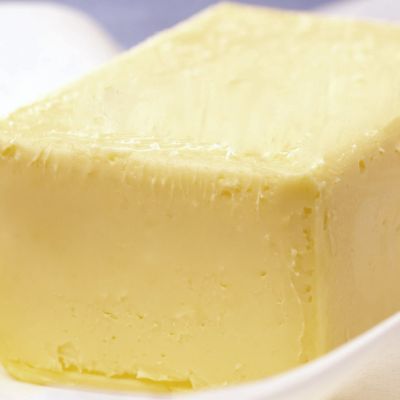 Voita lautasella.