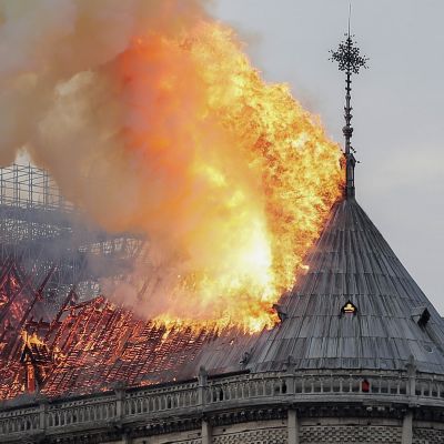 Notre Dame katto ilmiliekeissä