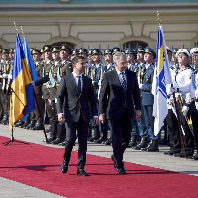 Presidentti Sauli Niinistö ja Ukrainan presidentti Volodymyr Zelenskyi Niinistön virallisen vierailun vastaanottoseremoniassa Mariinski-palatsin pihalla, Kiovassa, Ukrainassa, 12. syyskuuta 2019.