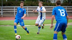 Benjamin Källman (i mitten på bilden) i landslagsdressen i en landskamp mot Slovakien i Salo i september i fjol. Benjamin Källman (i mitten) i landslagsdressen mot Slovakien i september 2014.
