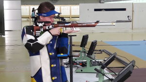 Cristian Friman är inne på sitt första gymnasieår i Lärkan i Helsingfors. Gevärskytten Cristian Friman skjuter.