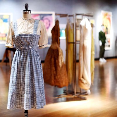 Dorothyn mekko näytillä Bonhams-huutokauppakamarin galleriassa.