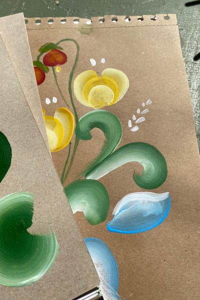 Målade blommor på papper.