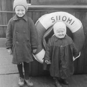 Några ingermanländska barn ombord på ångfartyget S/S Suomi. Fotografiet är taget av Antti Hämäläinen år 1943. Ingermanländska flyktingbarn på fartyget "Suomi" 1943.