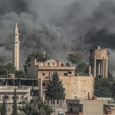 Turkki hyökkäsi Syyriaan. Kuvassa näkyy lähellä rajaa sijaitseva syyrialainen Ras-al -Ainin kaupunki hyökkäyksen alkuvaiheessa 10. lokakuuta.
