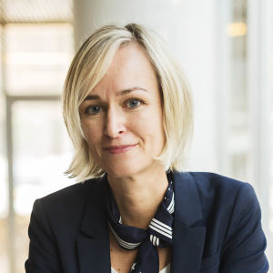 Ljushårig kvinna i mörk kostym. Anu Talus blir ny dataombudsman i november 2020.