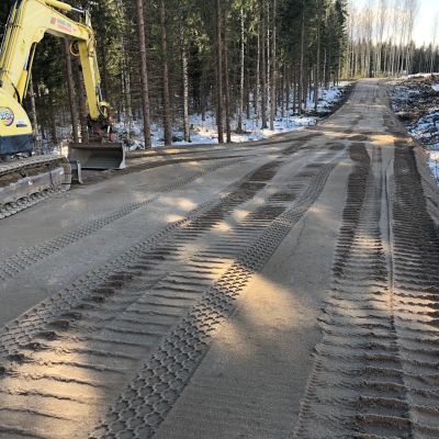 Kaivinkone tekemässä tienpohjaa