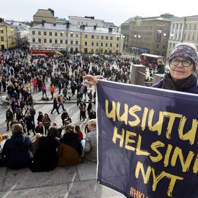 Irma Nuuttila esitteli "Uusiutuva Helsinki Nyt" -banderolliaan Tuomiokirkon portailla Senaatintorilla ennen Kepa ry:n järjestämää Ilmastomarssia Helsingissä 20. lokakuuta