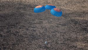 Blue Originin kapseli laskeutuu alas lentonsa jälkeen laskuvarjojen varassa. Yksi varjoista voi puhjeta tai olla avautumatta, ja alus kykenee silti laskeutumaan turvallisesti. Ehkä ei mukavasti kuitenkaan. Blue Originin kapseli laskeutuu maahan lentonsa jälkeen kolmen laskuvarjon varassa.
