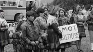 På 1970-talet var det stora demonstrationer mot planerna att bygga ett kraftverk vid Altaälven. Dammen skulle bl.a. ha lett till att den lilla samiska byn Máze lagts under vatten. Demonstration mot bygget av dammen i Altaälven (1970-tal).