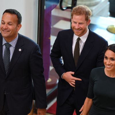 Sussexin herttua, prinssi Harry ja Sussexin herttuatar Meghan sekä Irlannin pääministeri Leo Varadkar.