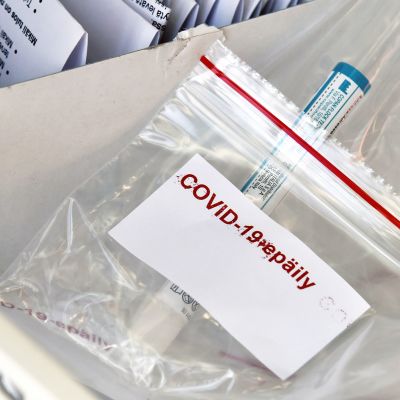 Koronvirussnäyte odottaa laboratoriotutkimusta drive-in testausasema Espoossa.