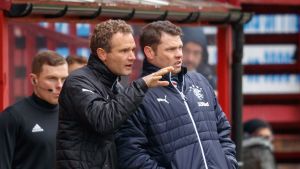 Ännu ifjol jobbade Johansson i Glasgow Rangers, här tillsammans med Graeme Murty. Jonatan Johansson i samtal med Graeme Murty.