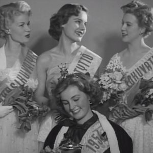 Leni Katajakoski (oik.) Elokuvatyttönä Miss Suomi -kilpaluissa 1954