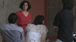 Kefah Ali Deeb guidar flyktingar på museibesök. Kefah Ali Deeb guidar flyktingar på museibesök.