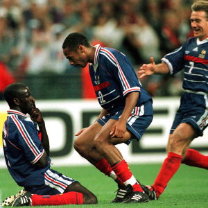 Lilian Thuram förundrad efter sitt andra mål mot Kroatien i VM-semifinalen 1998. Thierry Henry och Didier Deschamps ansluter sig till firandet. Lilian Thuram förundrad efter sitt andra mål mot Kroatien i VM-semifinalen 1998. Thierry Henry och Didier Deschamps ansluter sig till firandet.