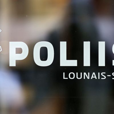 Logo Turun pääpoliisiaseman ovessa.