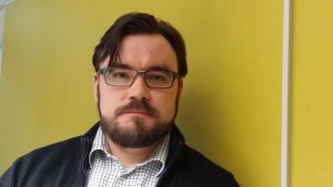 Johannes Yrttiaho från Vänsterförbundet motsätter sig försäljningen. Johannes Yrttiaho
