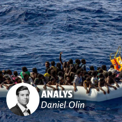 Flyktingar räddas ur medelhavet. På bilden står det analys av Daniel Olin. 