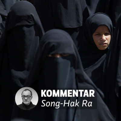 Kvinnor i mörka kläder och slöja, på bilden finns texten Kommentar och Song-Hak Ra. 
