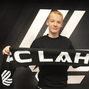 Jalkapalloilija Samuel Pasanen pitää kösissään FC Lahti -huivia pelajasopimuksen kunniaksi