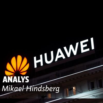 Bild på Mikael Hinsberg med texten analys och en neaonskylt med texten Huawei i bakgrudnen.
