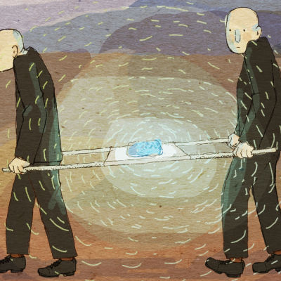 Kaksi miestä kantaa ydinjätettä paareilla kohti loppusijoitusta.