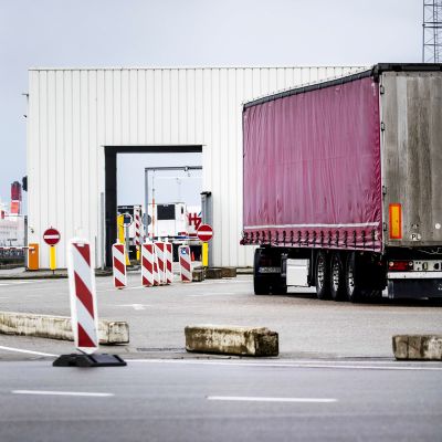 Britanniasta saapuvia rekkoja Hoek van Hollandin satamassa Hollannissa.